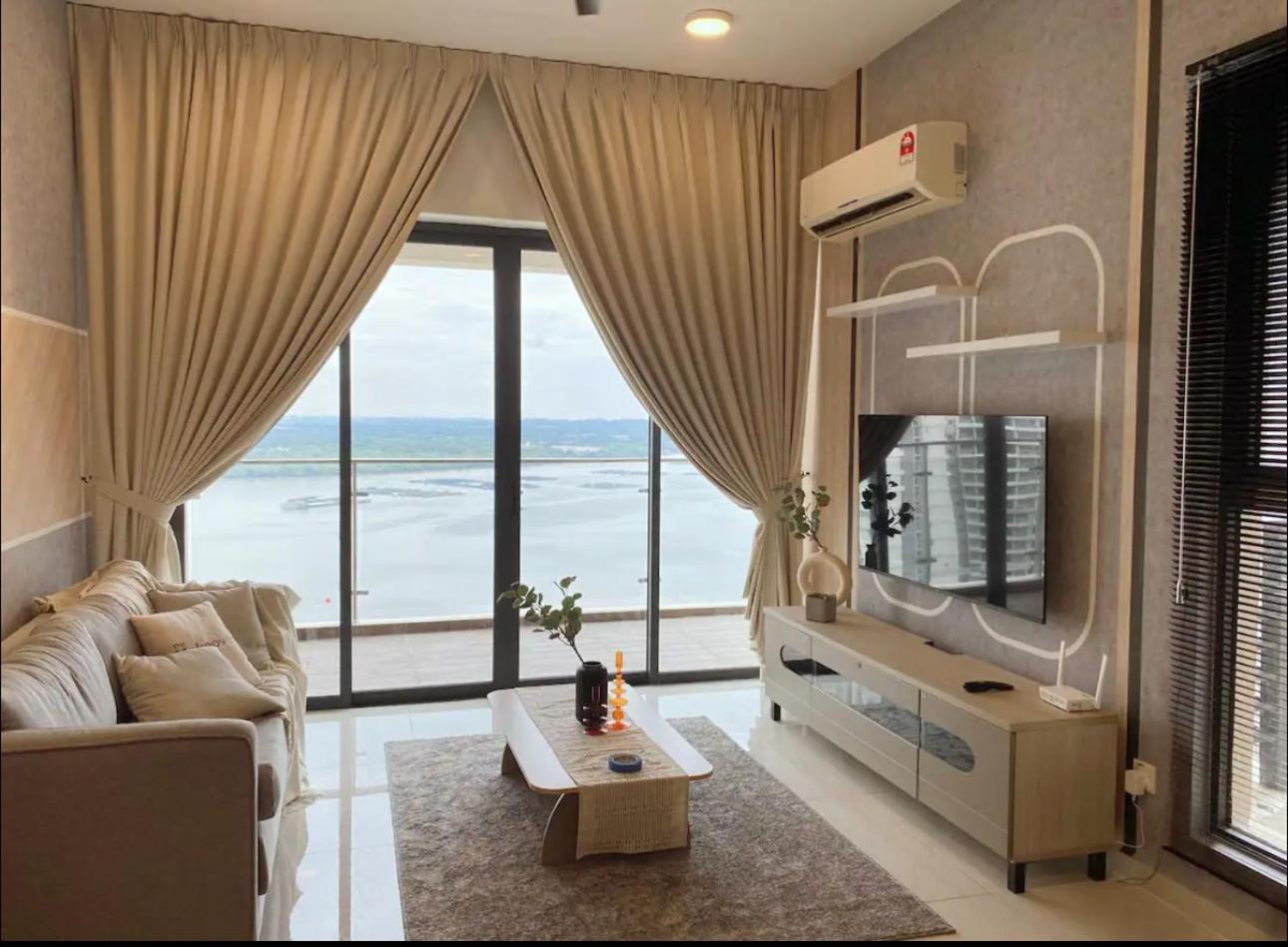 Muji Full Seaview Royal Strand with 2CarParks FOC Netflix Access and Youtube Premium 3Beds 3Bath for 6-12pax by Minshuku