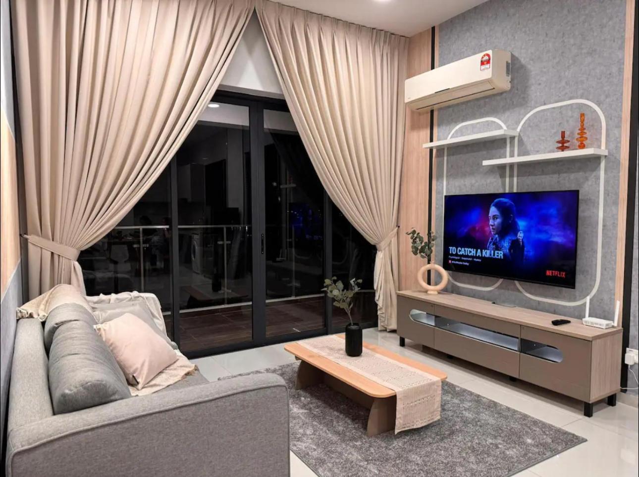 Muji Full Seaview Royal Strand with 2CarParks FOC Netflix Access and Youtube Premium 3Beds 3Bath for 6-12pax by Minshuku