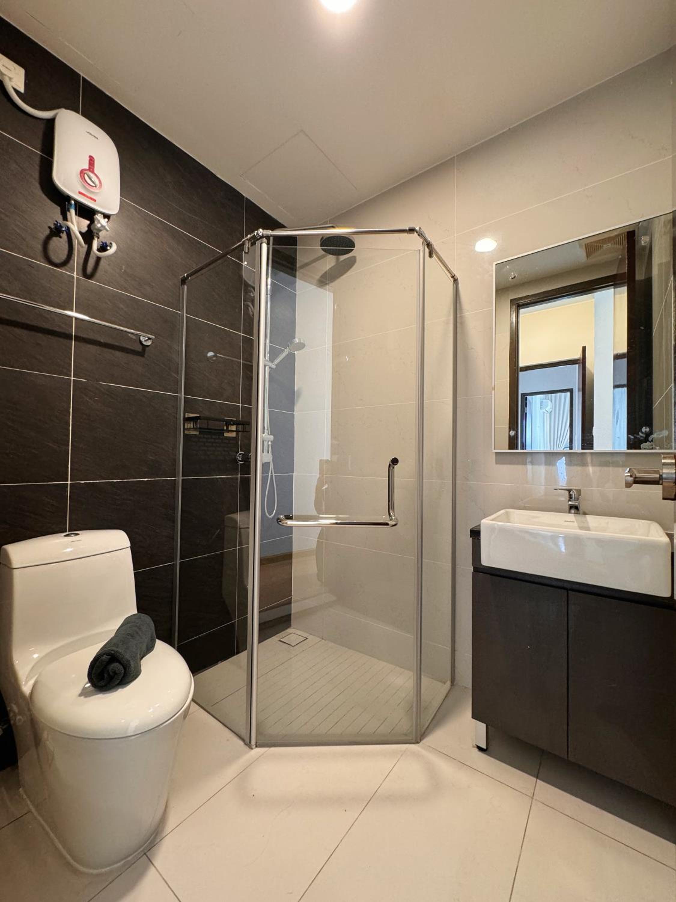 Muji Full Seaview Royal Strand with 2CarParks FOC Netflix Access and Youtube Premium 3Beds 3Bath for 6-12pax by Minshuku
