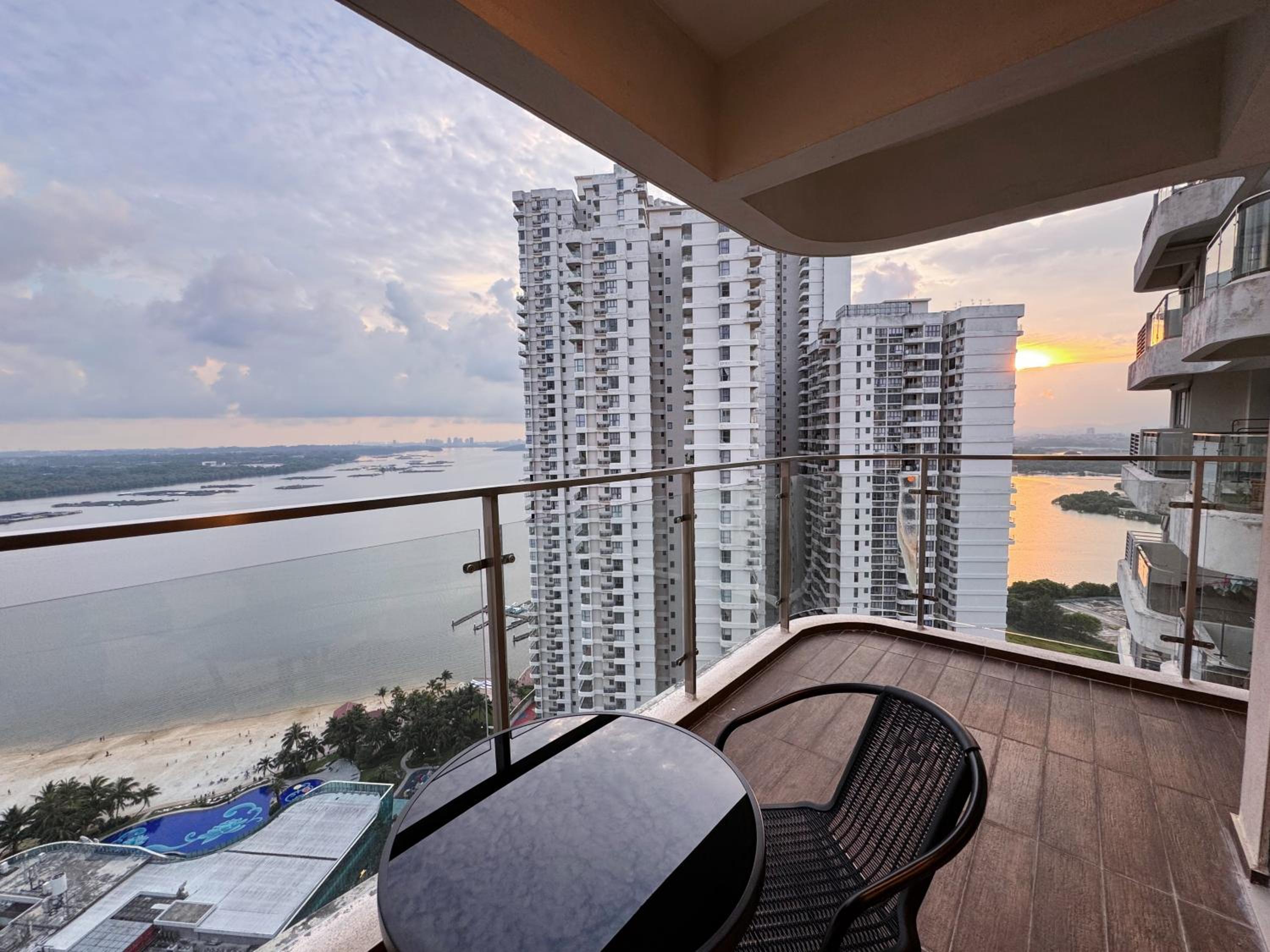 Muji Full Seaview Royal Strand with 2CarParks FOC Netflix Access and Youtube Premium 3Beds 3Bath for 6-12pax by Minshuku