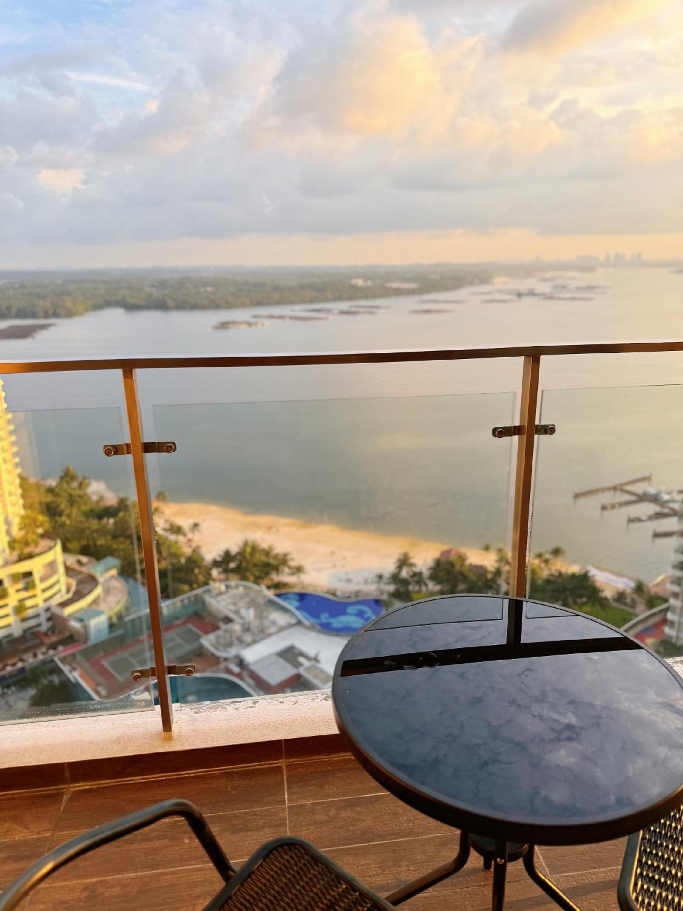 Muji Full Seaview Royal Strand with 2CarParks FOC Netflix Access and Youtube Premium 3Beds 3Bath for 6-12pax by Minshuku