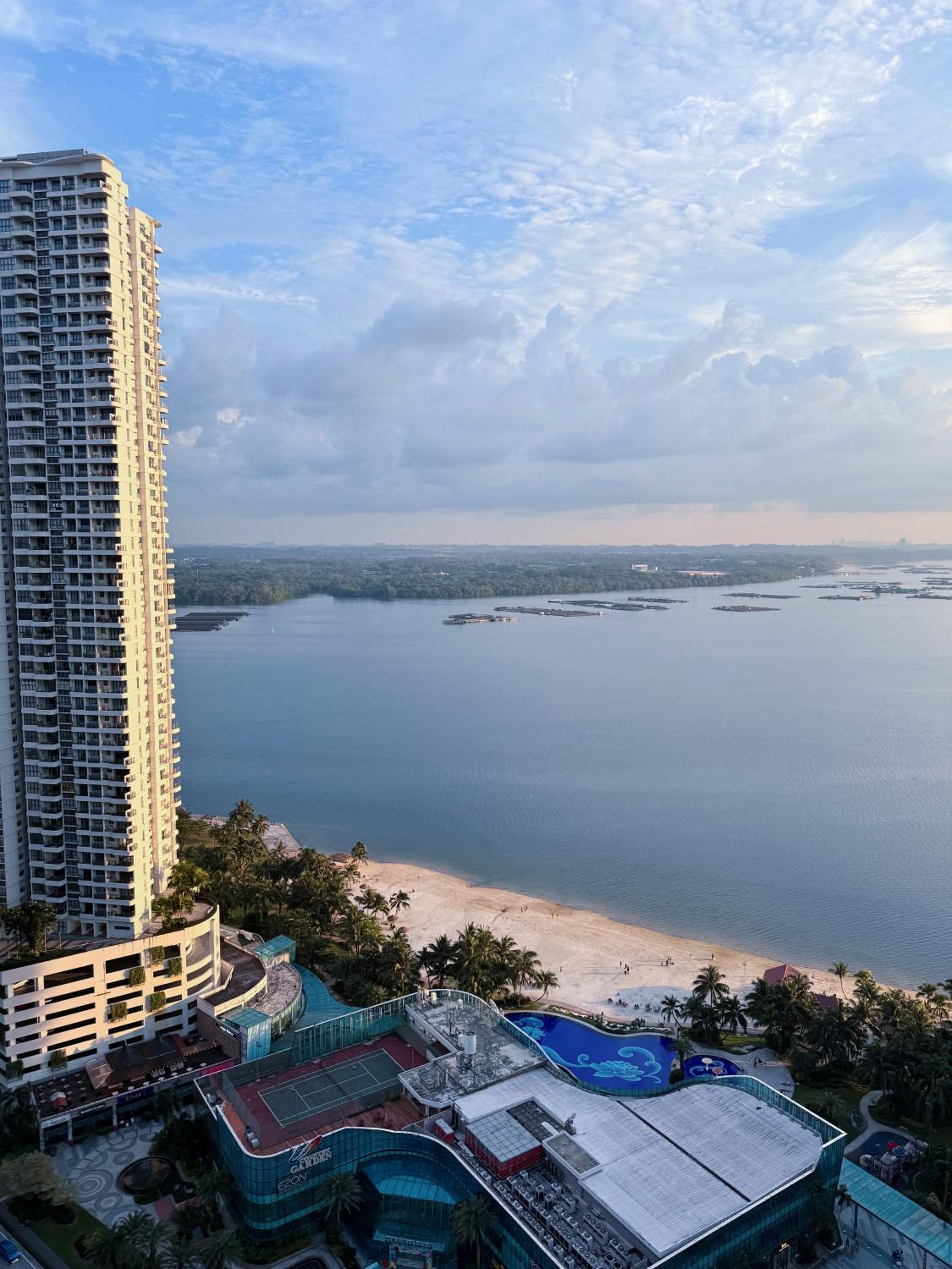 Muji Full Seaview Royal Strand with 2CarParks FOC Netflix Access and Youtube Premium 3Beds 3Bath for 6-12pax by Minshuku