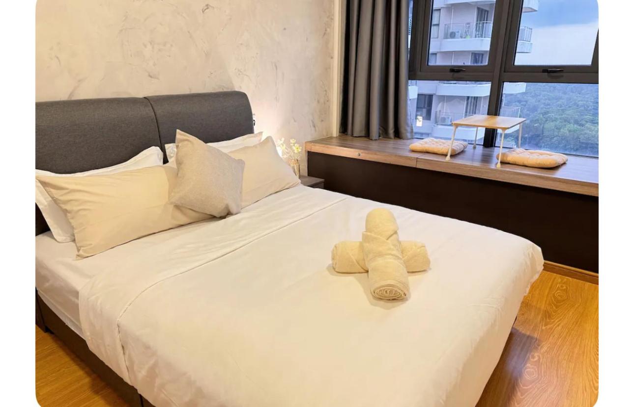Muji Full Seaview Royal Strand with 2CarParks FOC Netflix Access and Youtube Premium 3Beds 3Bath for 6-12pax by Minshuku