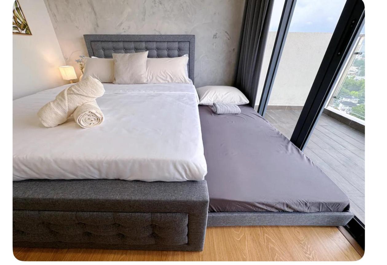 Muji Full Seaview Royal Strand with 2CarParks FOC Netflix Access and Youtube Premium 3Beds 3Bath for 6-12pax by Minshuku