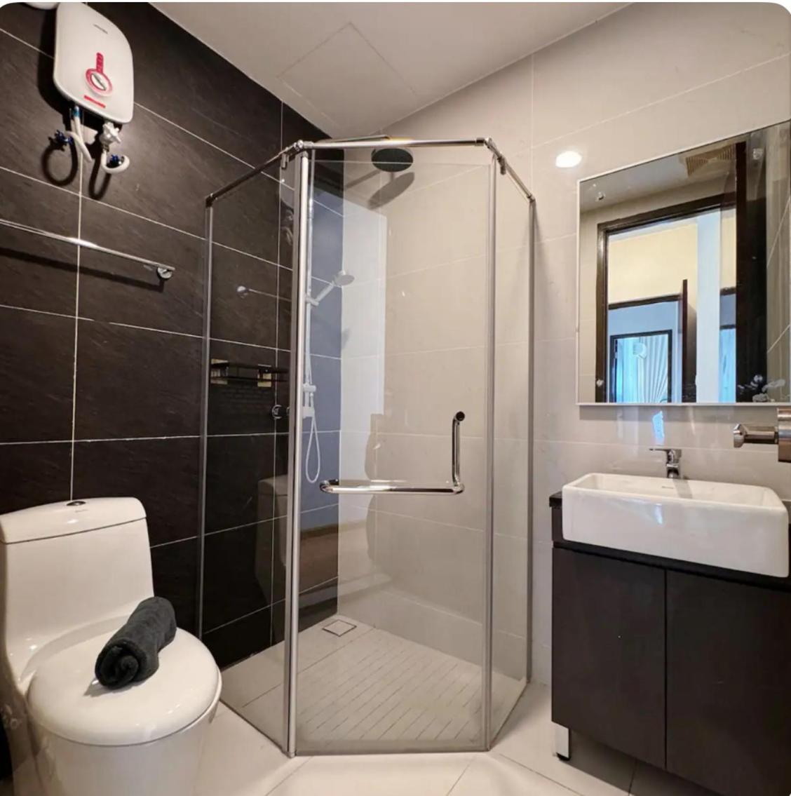 Muji Full Seaview Royal Strand with 2CarParks FOC Netflix Access and Youtube Premium 3Beds 3Bath for 6-12pax by Minshuku