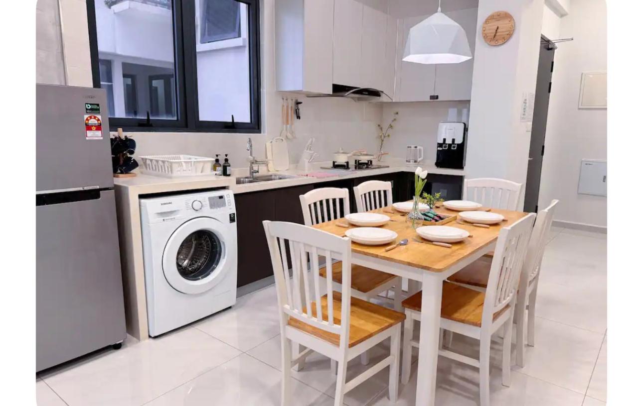 Muji Full Seaview Royal Strand with 2CarParks FOC Netflix Access and Youtube Premium 3Beds 3Bath for 6-12pax by Minshuku