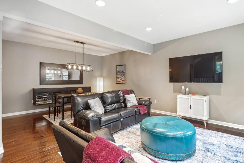 Modern Pittsburgh Getaway, Game Room, Garage, Deck view 4