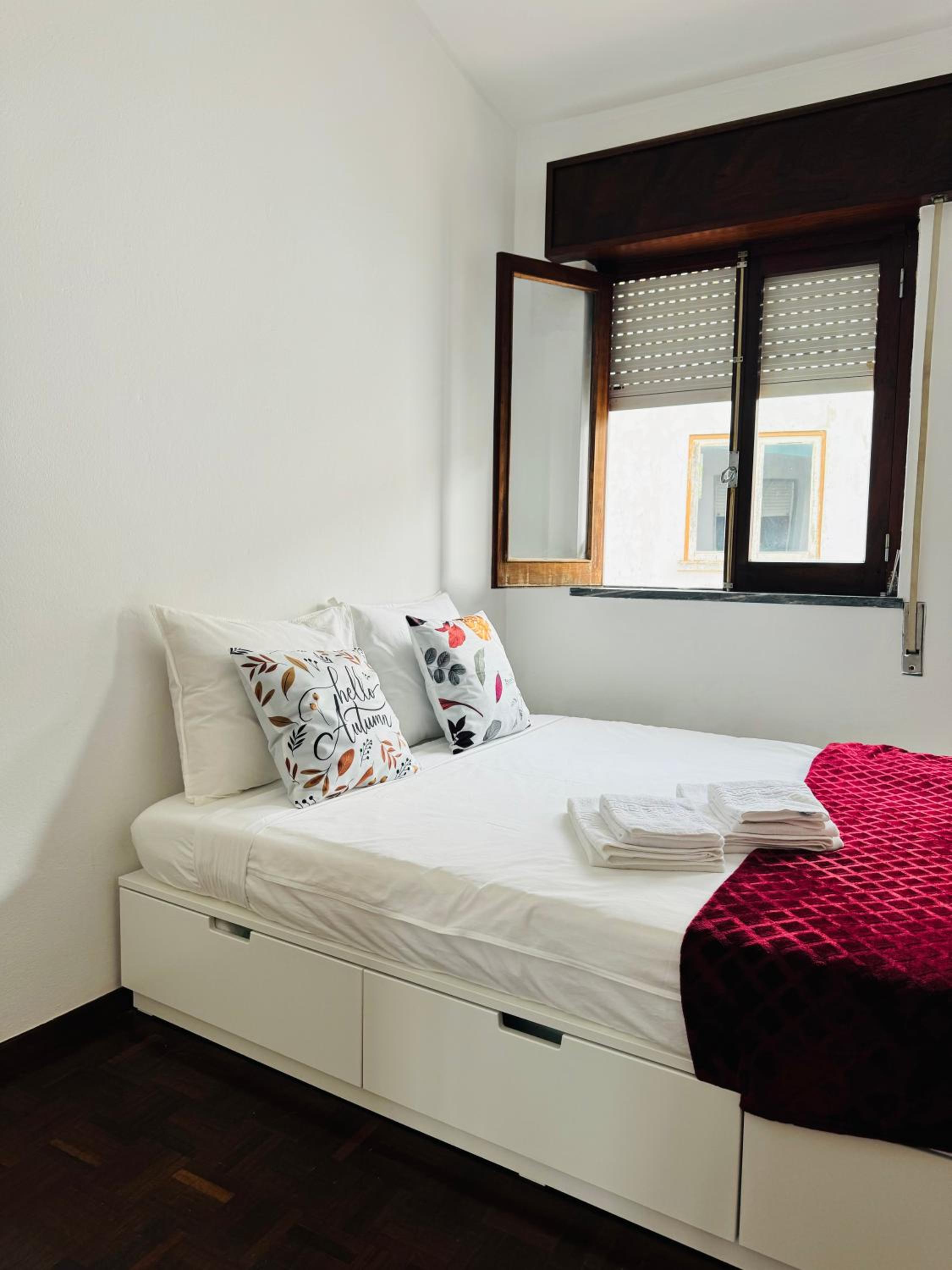 Natalie's tiny house- 6 minutes from the beach! view 2