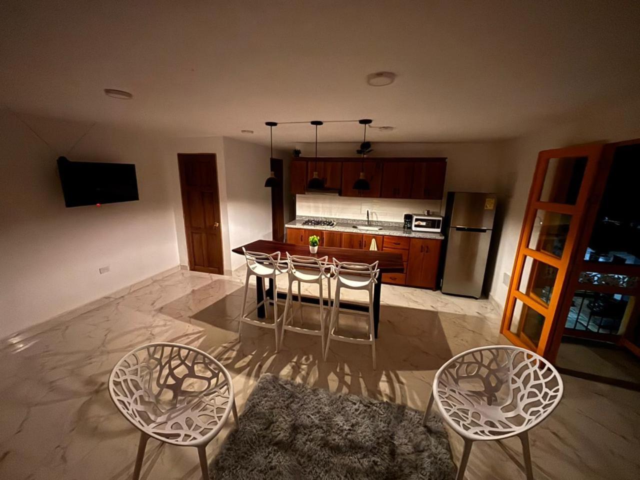 Hotel 1Cálido y Amarillo - Image 1