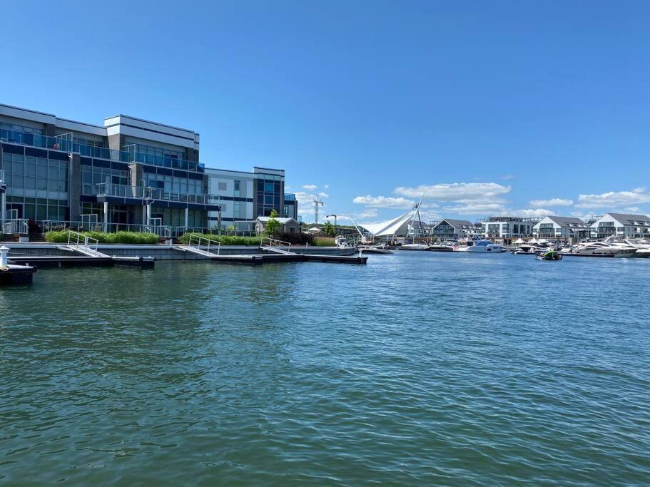 Beautiful Condo, 2 Bedrooms and a Den in Friday Harbour Resort!