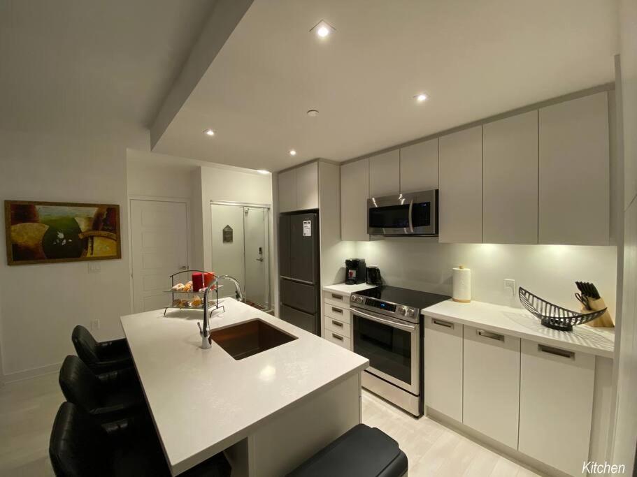 Beautiful Condo, 2 Bedrooms and a Den in Friday Harbour Resort!