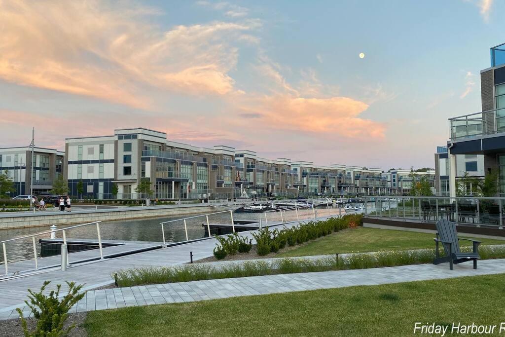 Beautiful Condo, 2 Bedrooms and a Den in Friday Harbour Resort!