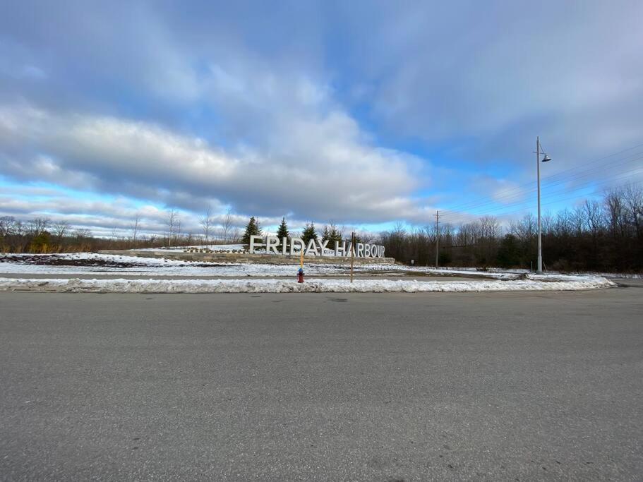 Beautiful Condo, 2 Bedrooms and a Den in Friday Harbour Resort!
