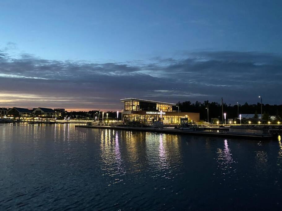 Beautiful Condo, 2 Bedrooms and a Den in Friday Harbour Resort!