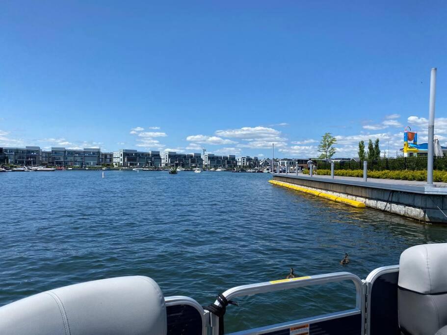 Beautiful Condo, 2 Bedrooms and a Den in Friday Harbour Resort!