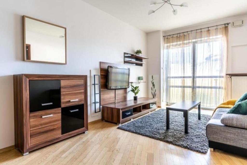 Urban Chic - One Bedroom Apartment - Luxury Warsaw Stays- Platinum Towers&606