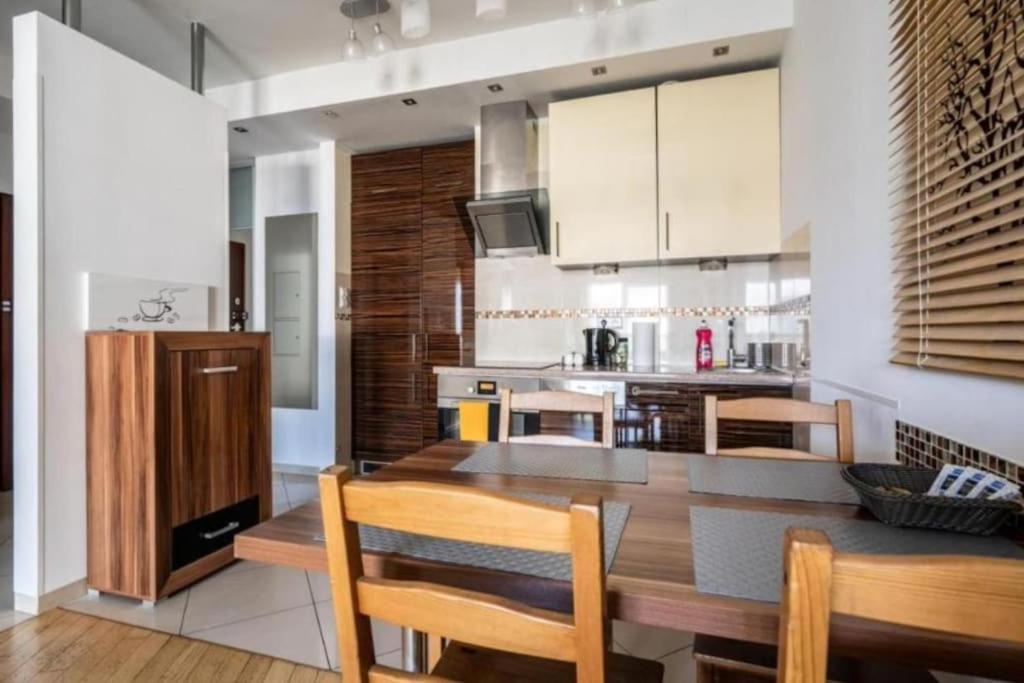 Urban Chic - One Bedroom Apartment - Luxury Warsaw Stays- Platinum Towers&606