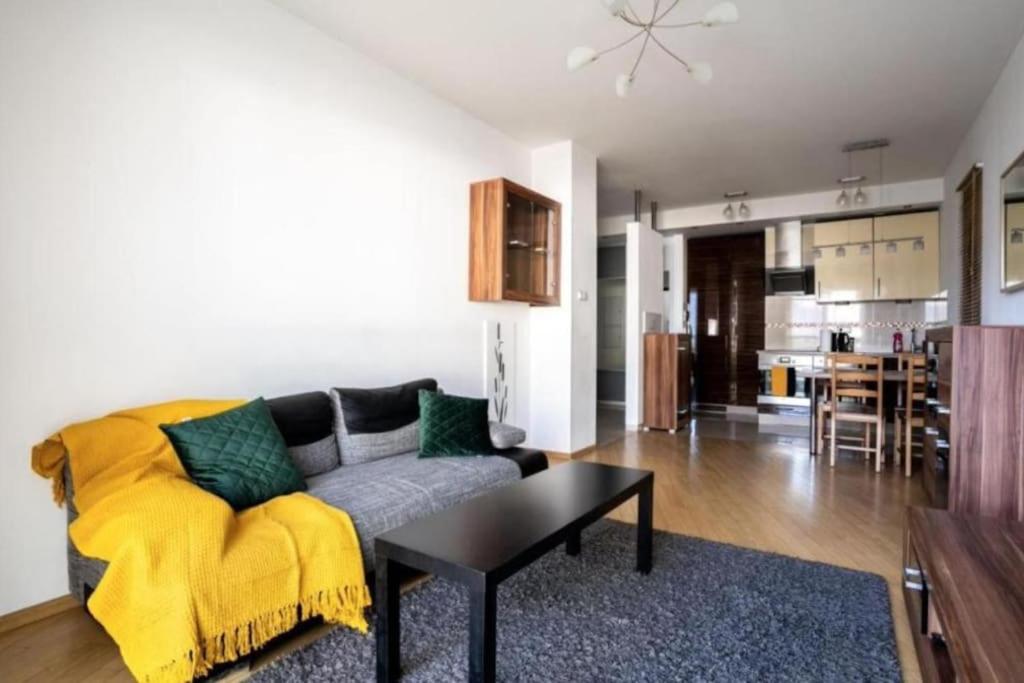 Urban Chic - One Bedroom Apartment - Luxury Warsaw Stays- Platinum Towers&606