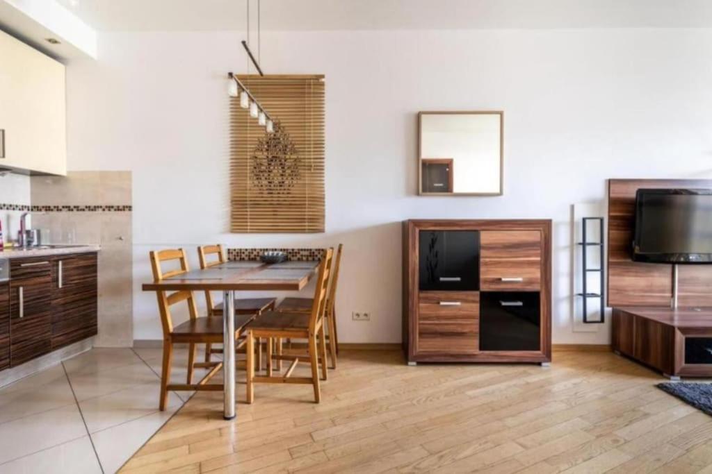 Urban Chic - One Bedroom Apartment - Luxury Warsaw Stays- Platinum Towers&606
