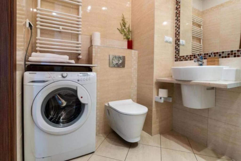 Urban Chic - One Bedroom Apartment - Luxury Warsaw Stays- Platinum Towers&606