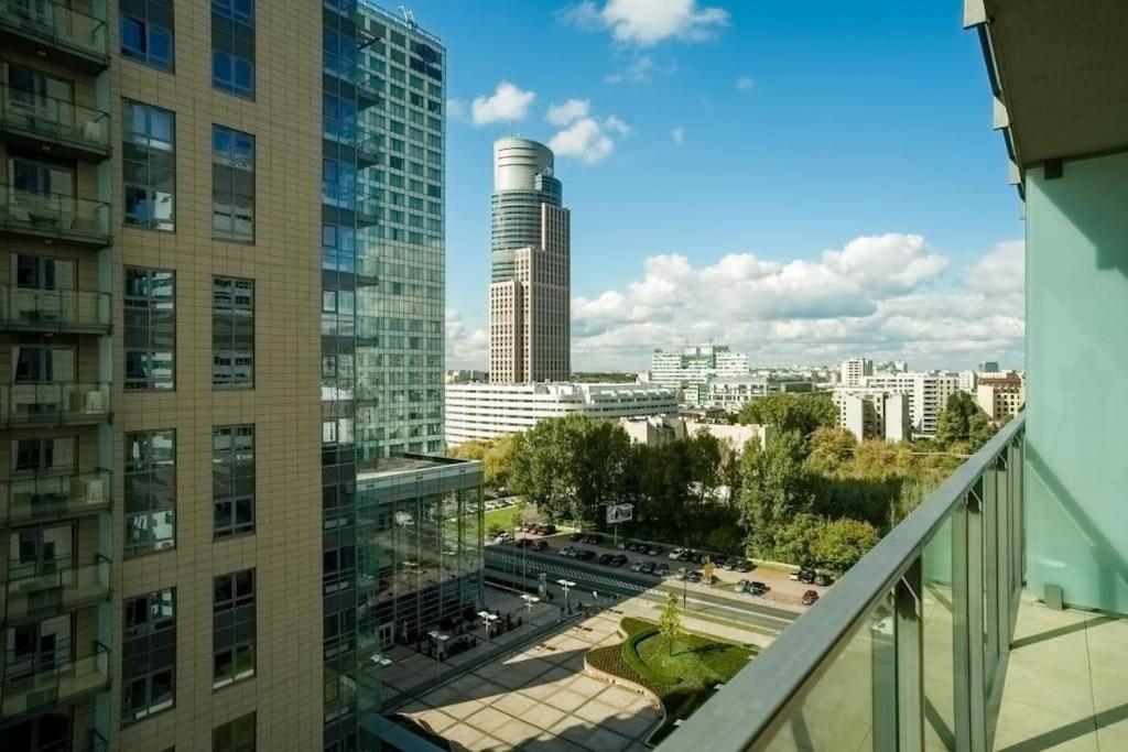 Urban Chic - One Bedroom Apartment - Luxury Warsaw Stays- Platinum Towers&606