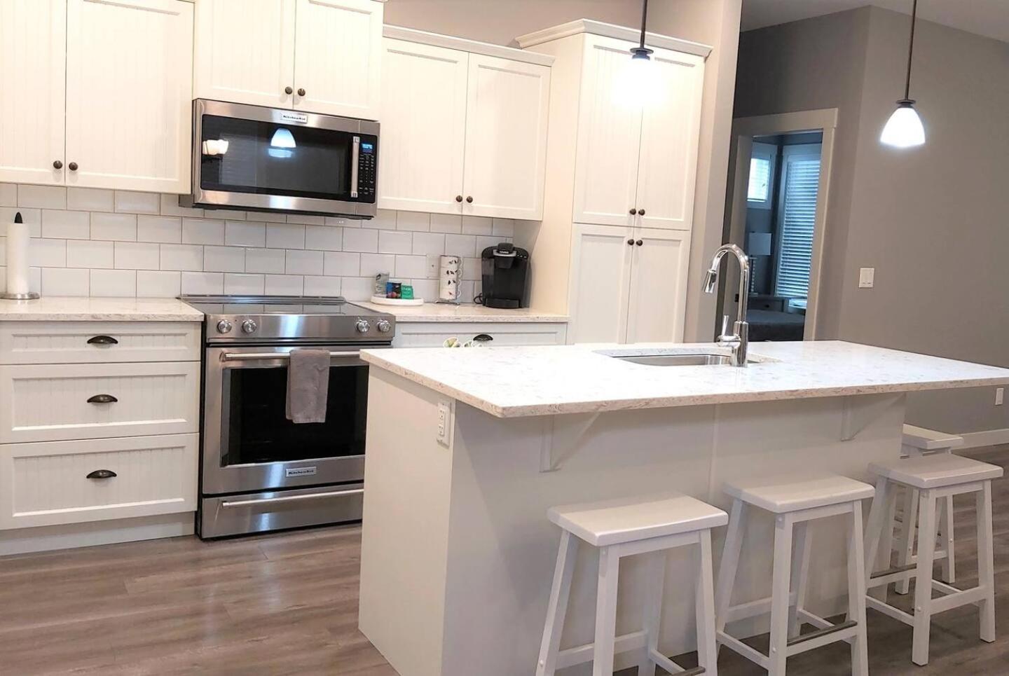 4 Bedroom House Walking Distance To Pools