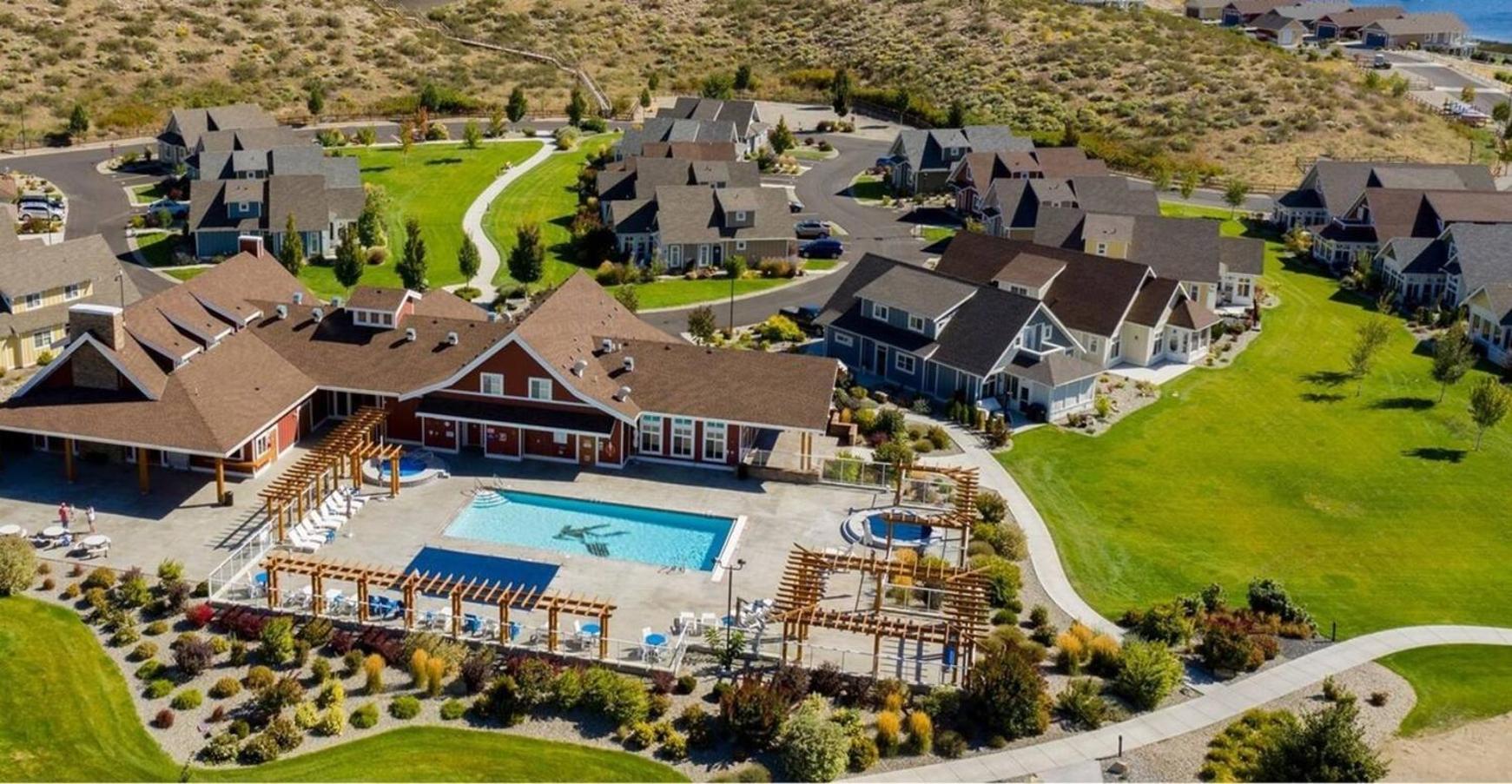 4 Bedroom House Walking Distance To Pools