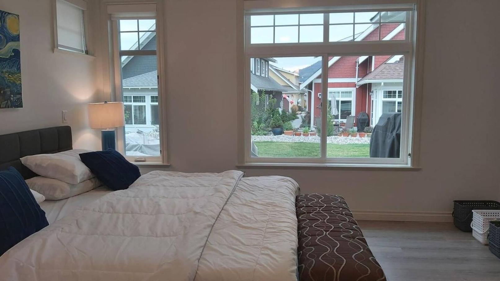 4 Bedroom House Walking Distance To Pools