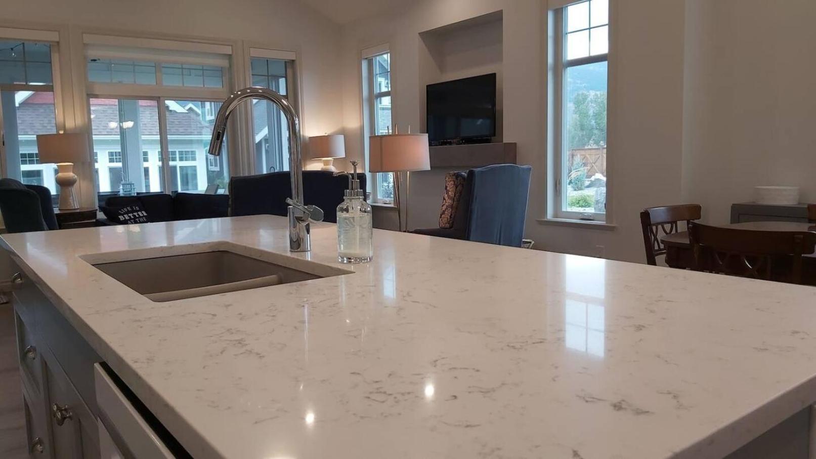 4 Bedroom House Walking Distance To Pools
