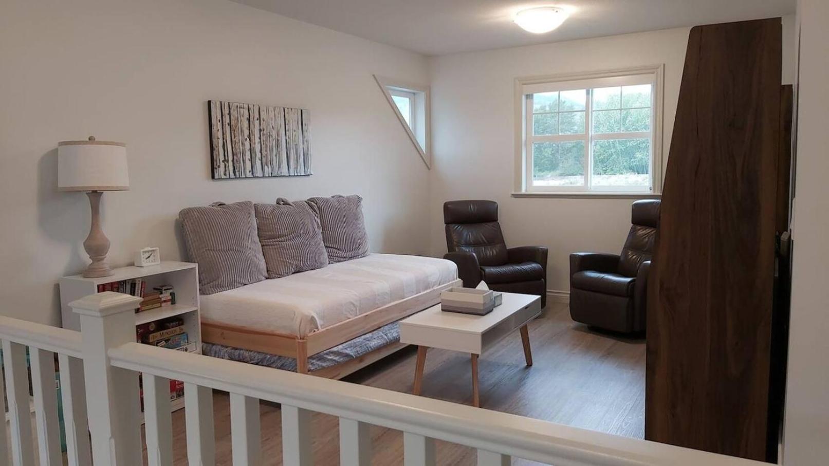 4 Bedroom House Walking Distance To Pools