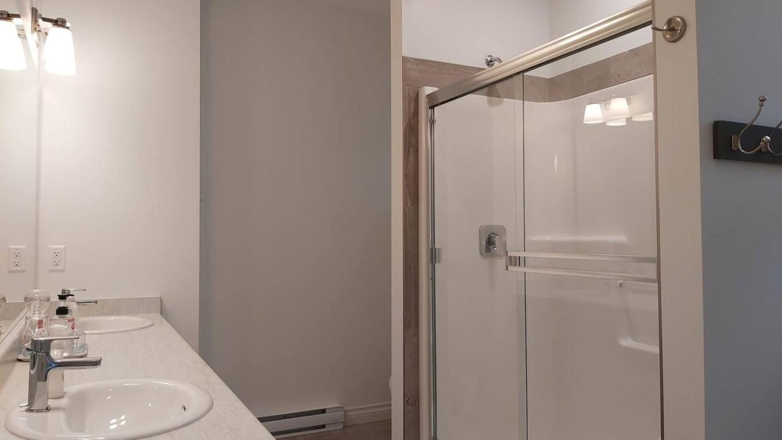 4 Bedroom House Walking Distance To Pools