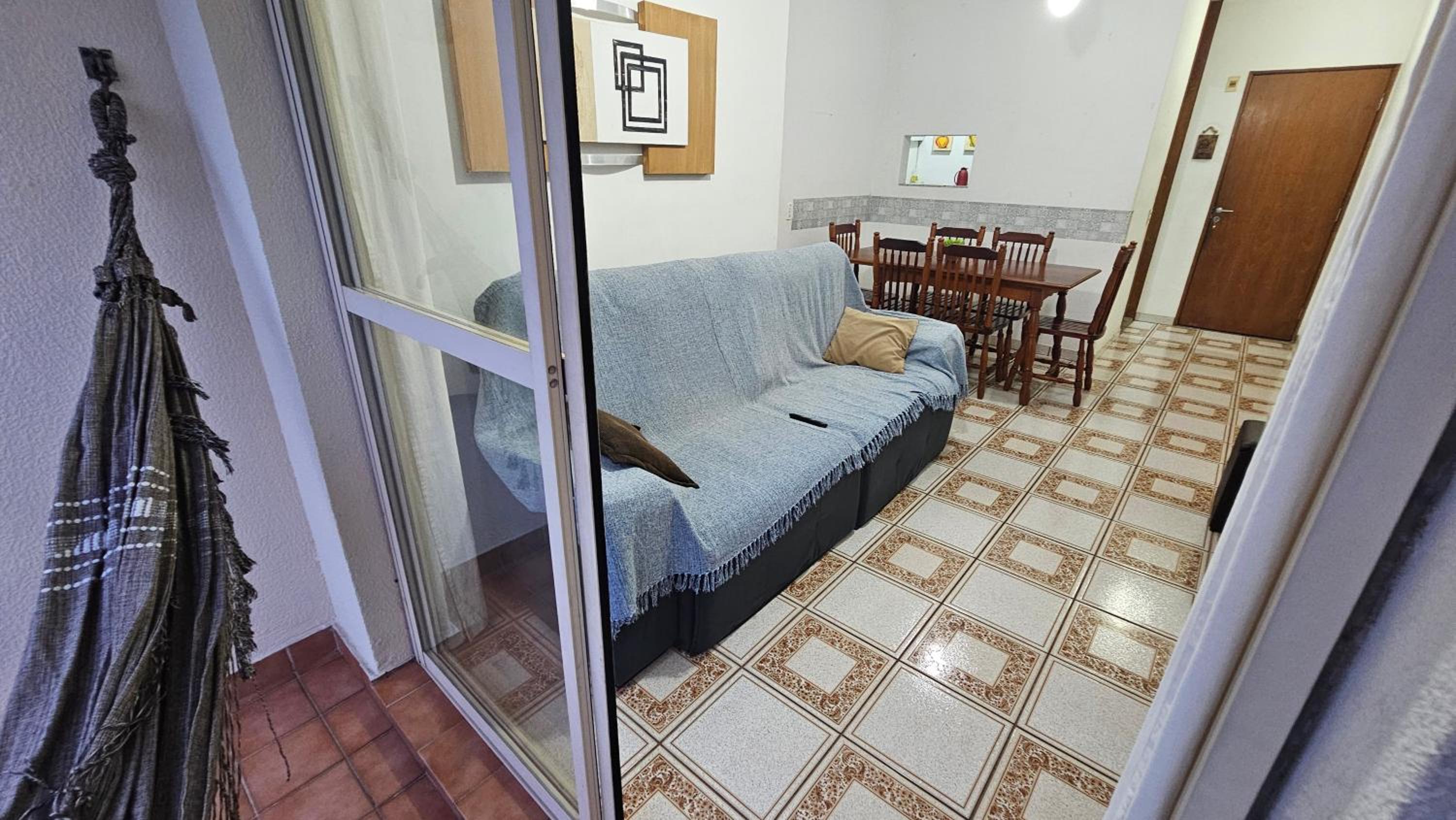 Praia da Enseada - Prédio com área de lazer e garagem view 2