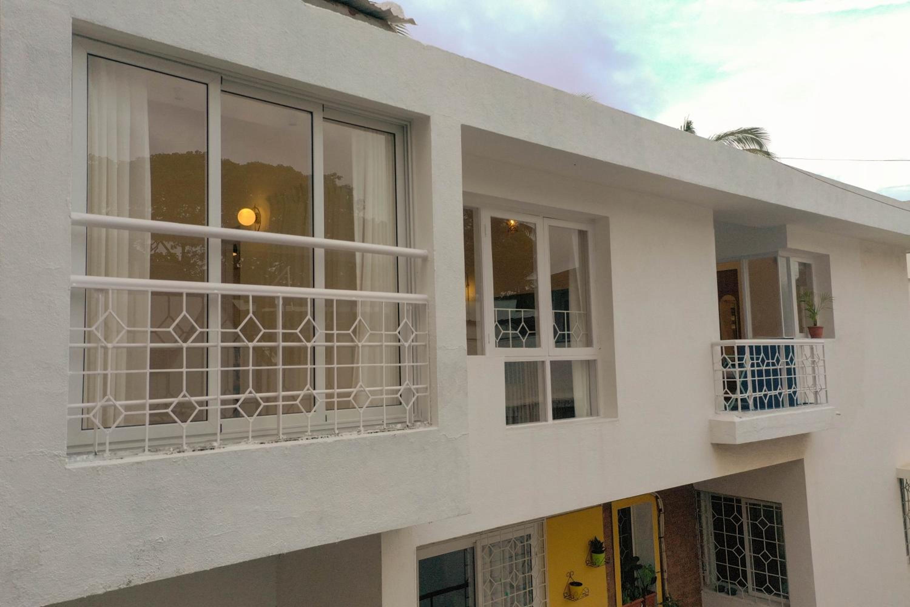Azure Luxury 3-Bedroom Penthouse Candolim, Next to Novotel and Starbucks, close to Beach - By Lembranca