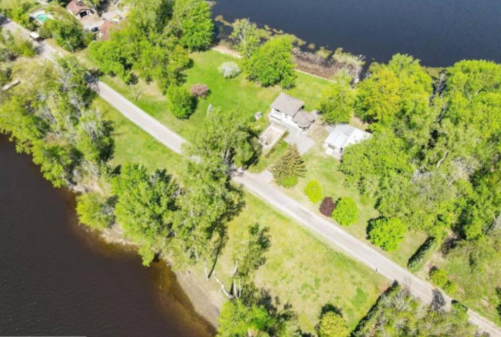 Lakefront House 25 minutes from downtown Ottawa-Gatineau