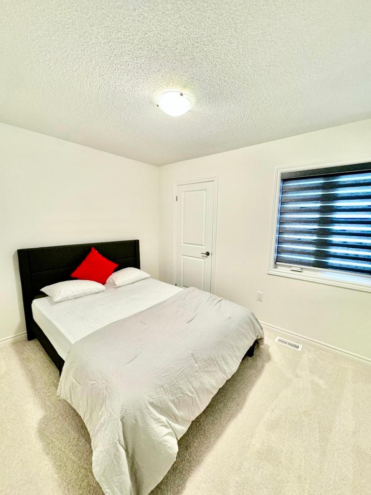 Barrie Vacations - Brand New Modern Home in Barrie! - Property Image 10