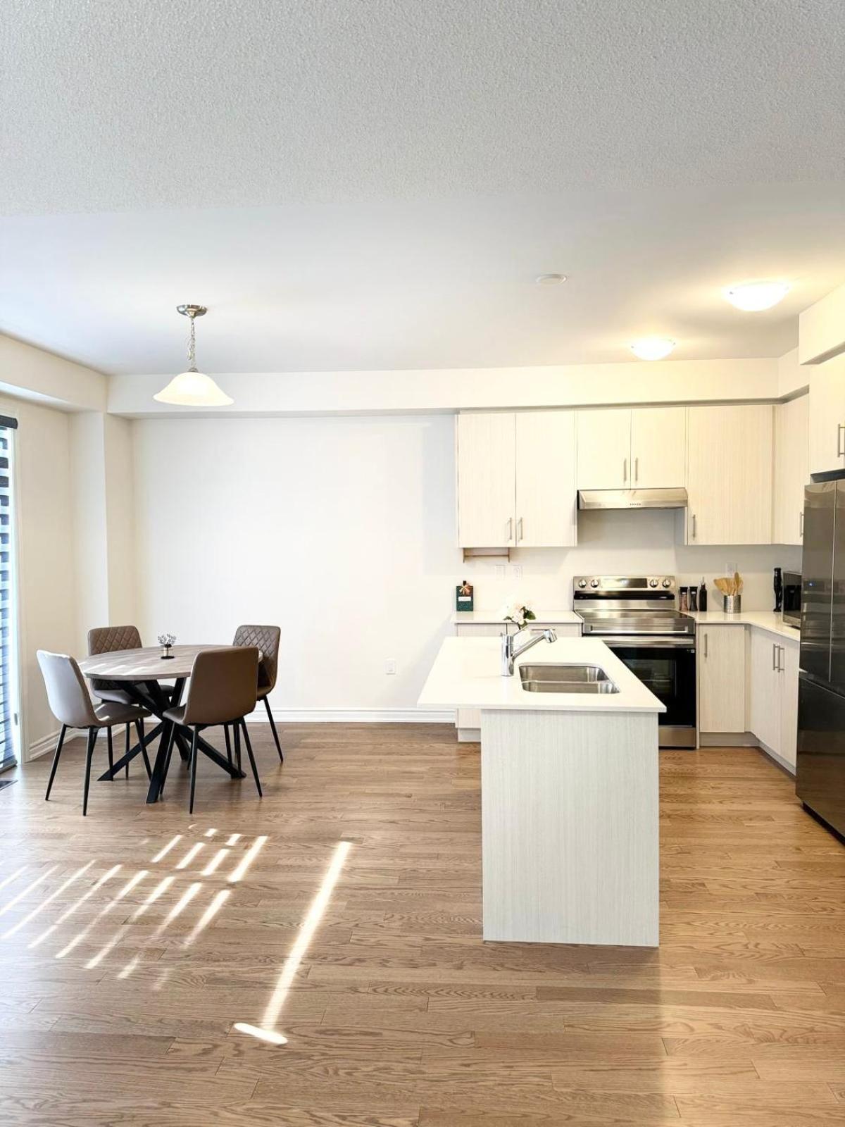 Barrie Vacations - Brand New Modern Home in Barrie! - Property Image 17