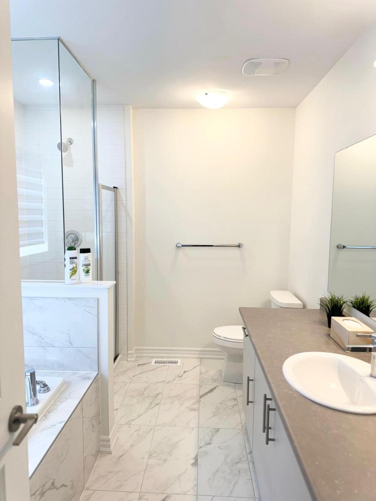 Barrie Vacations - Brand New Modern Home in Barrie! - Property Image 7