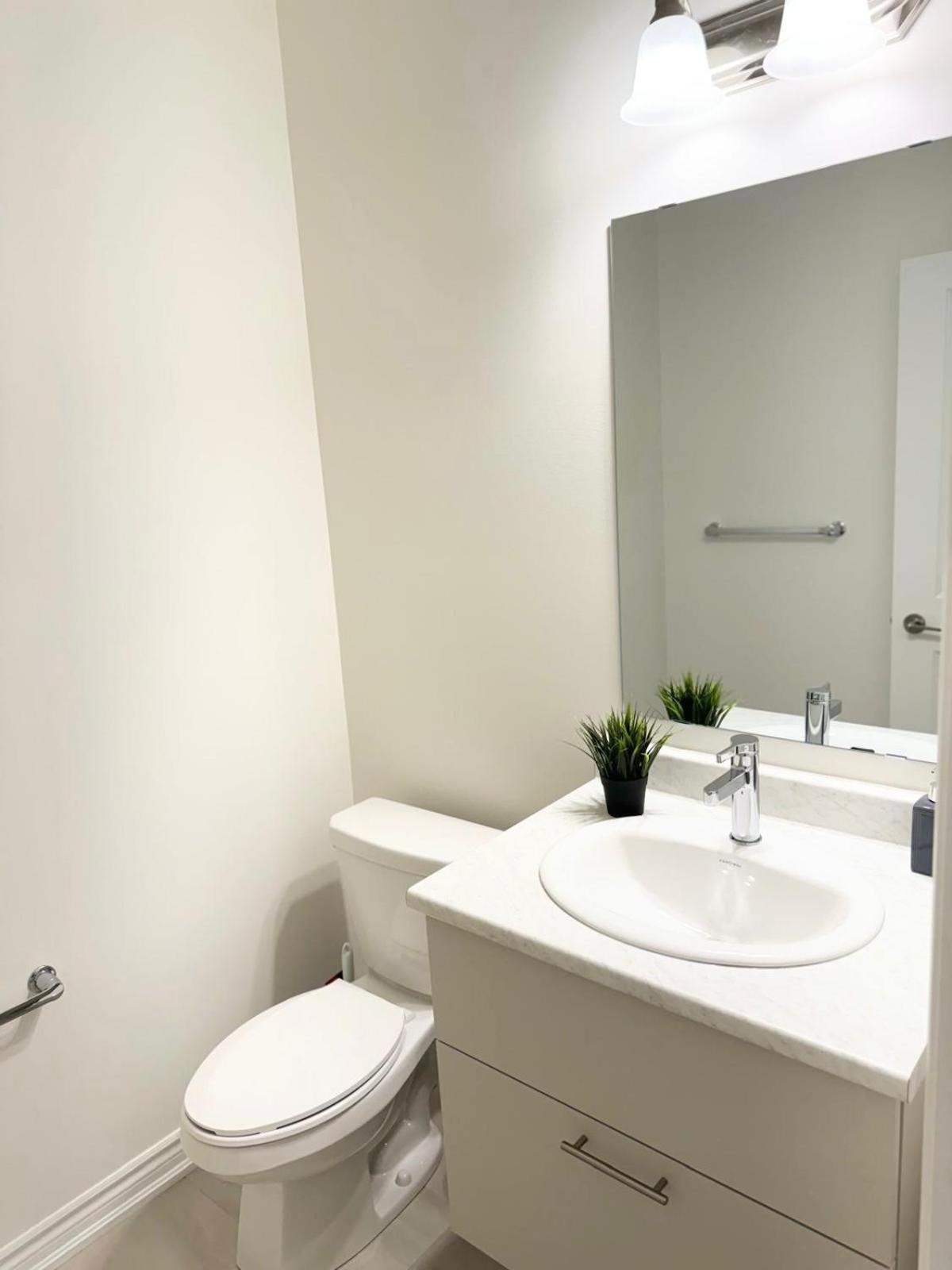 Barrie Vacations - Brand New Modern Home in Barrie! - Property Image 3