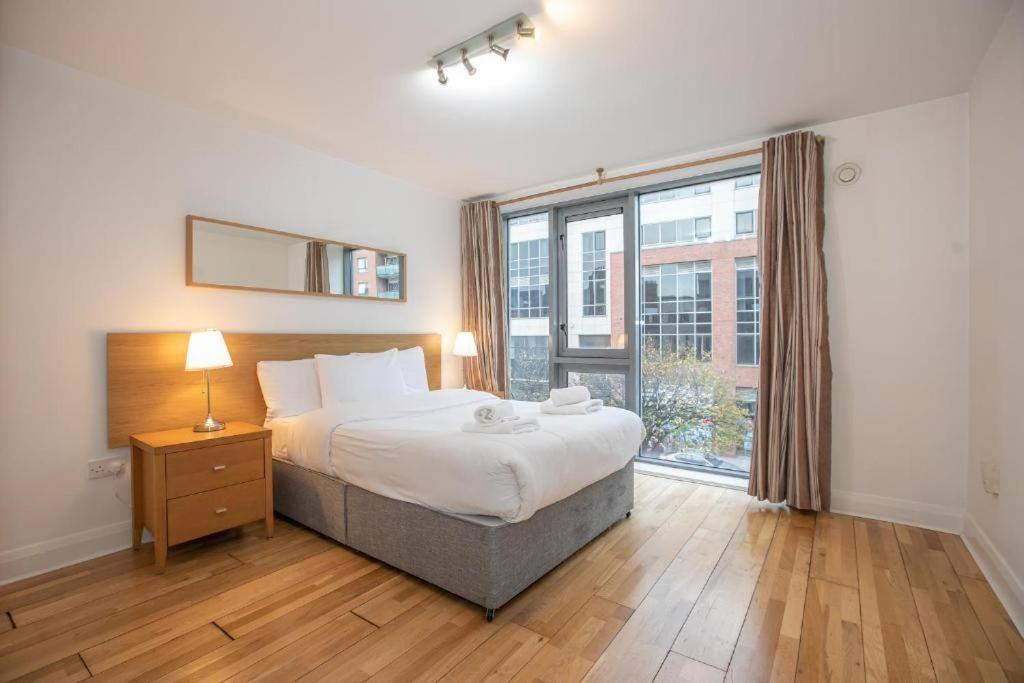 Dublin City Centre Mondern 1 bed apt - sleeps 4 Open booking