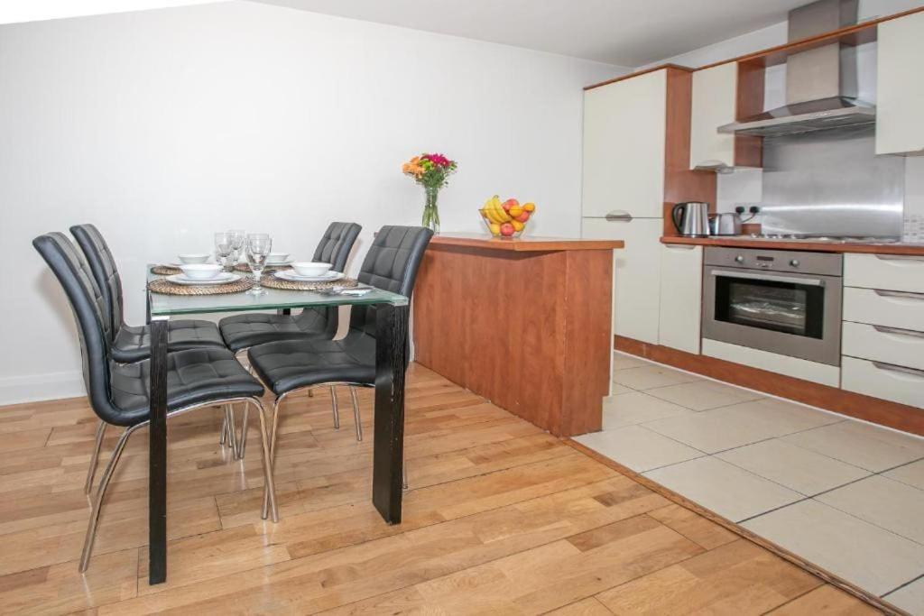 Dublin City Centre Mondern 1 bed apt - sleeps 4 Open booking