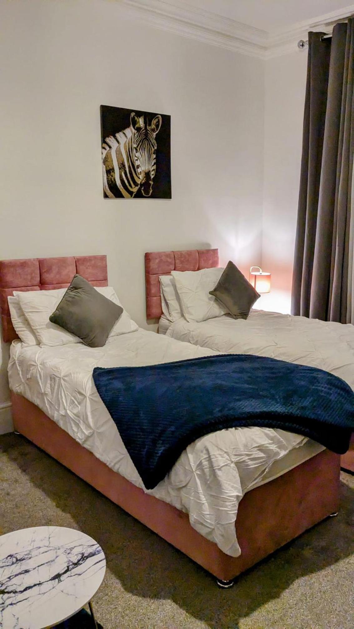 Northfield Cottage, Games & Arcade Room, Dog Friendly HS2, NEC, BHX, M42, Family Gatherings, Contractors, Hot Tube Hire Optional