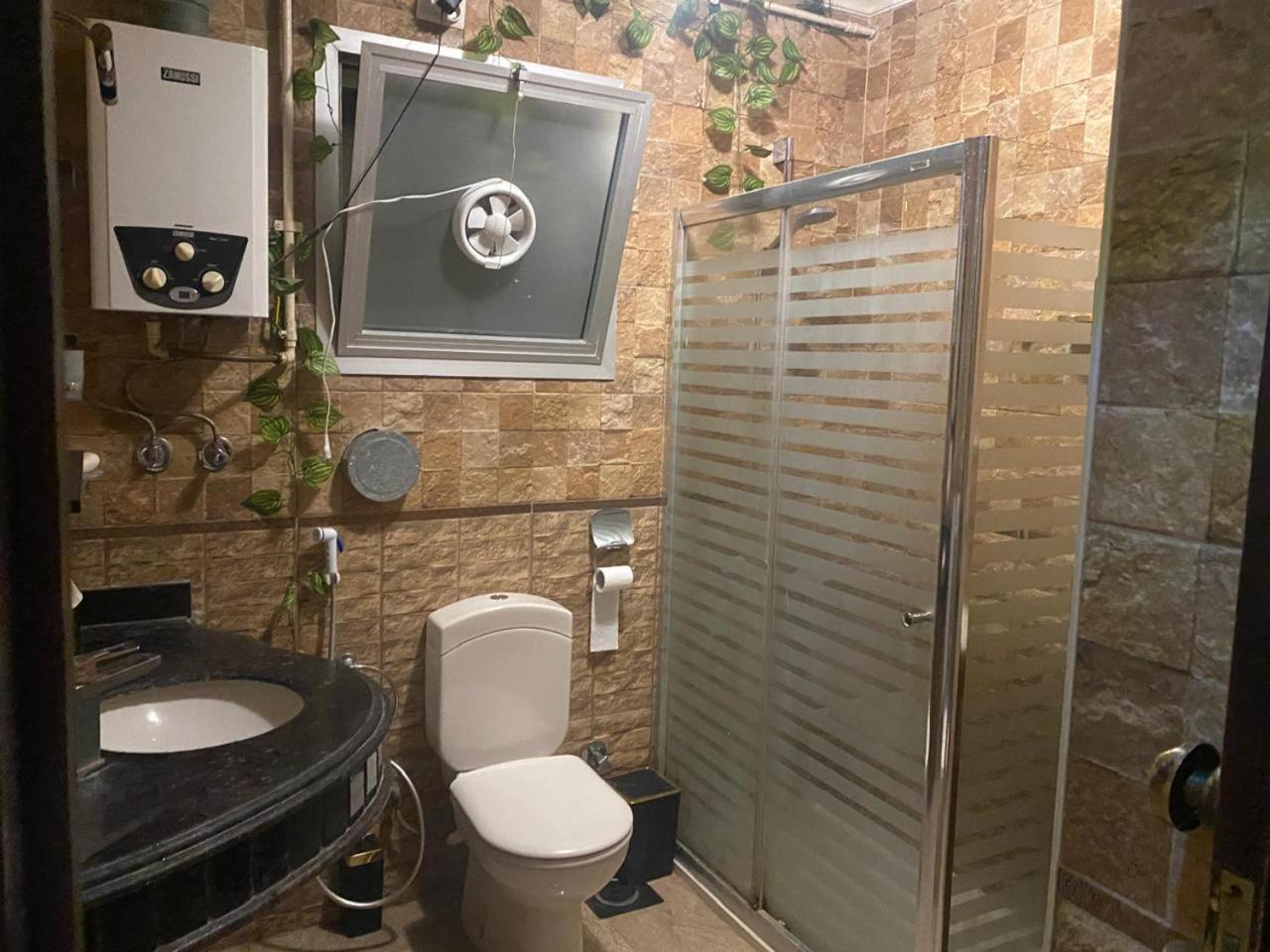 Females only Private bedroom stay with me Rehab city