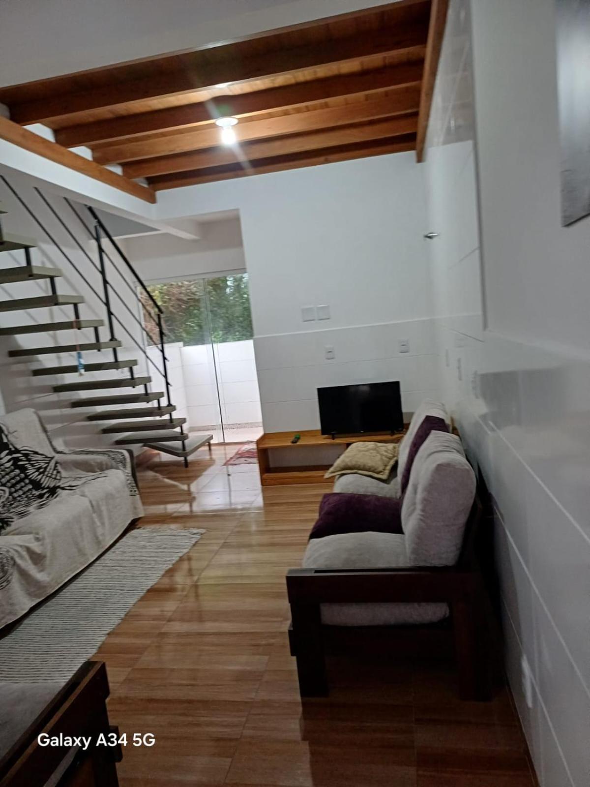 Lofty uso exclusivo, com três andares e terraço com vista para lagoa, geminado de fundos com entrada independente, na Barra da Lagoa, próximo ao canal!