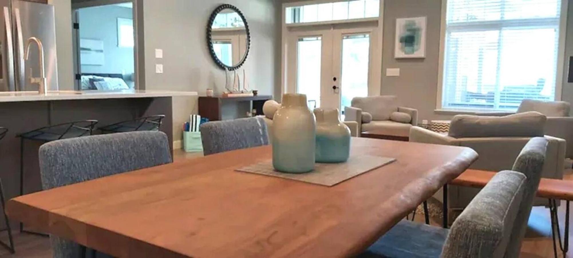 2 King Bedrooms - Walking Distance To Pools