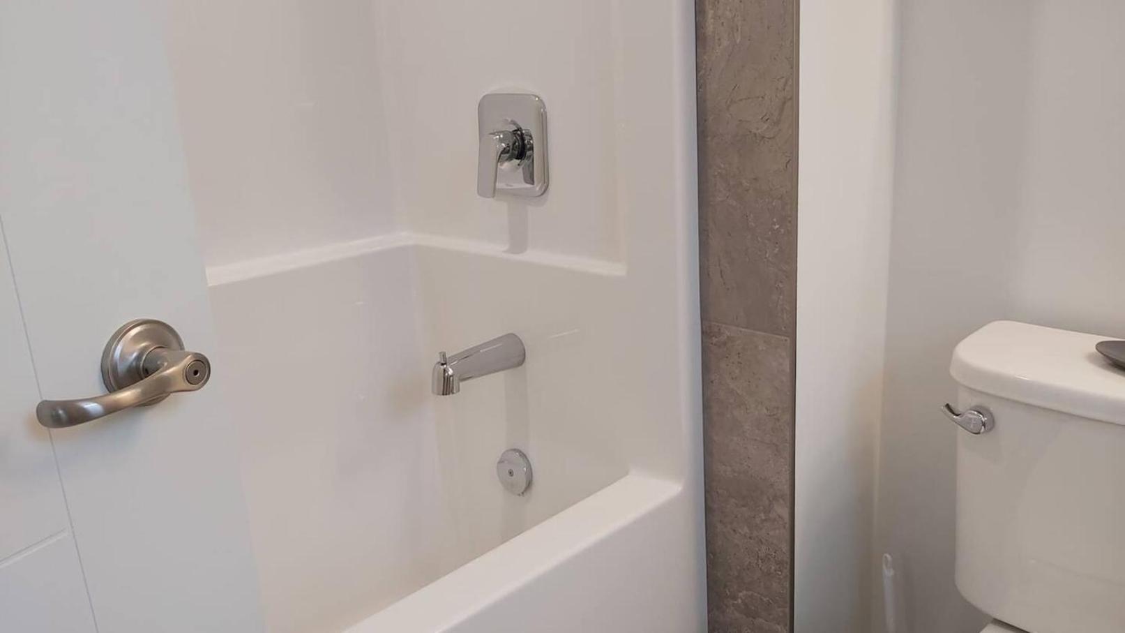 4 Bedroom House Walking Distance To Pools