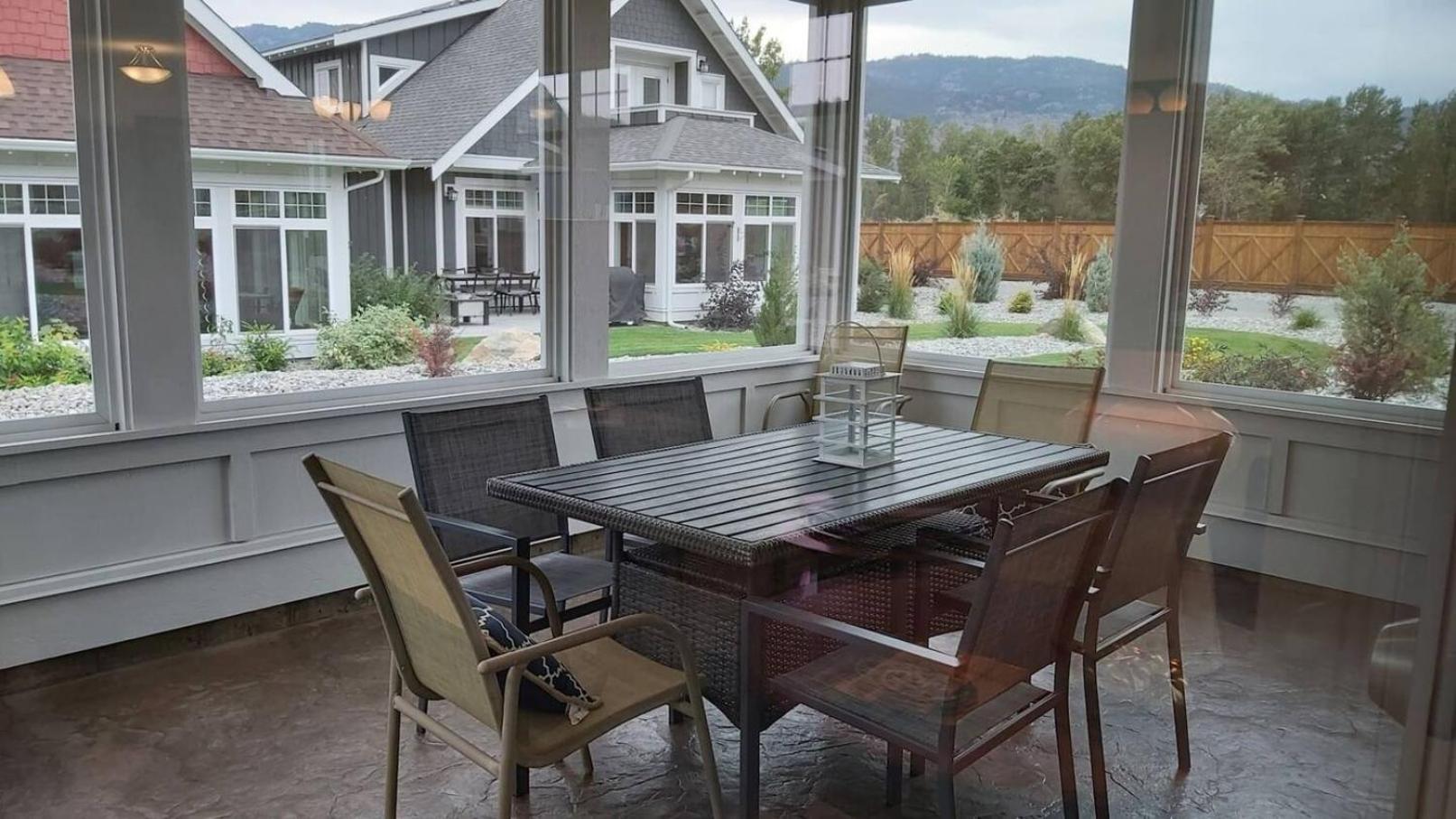 4 Bedroom House Walking Distance To Pools