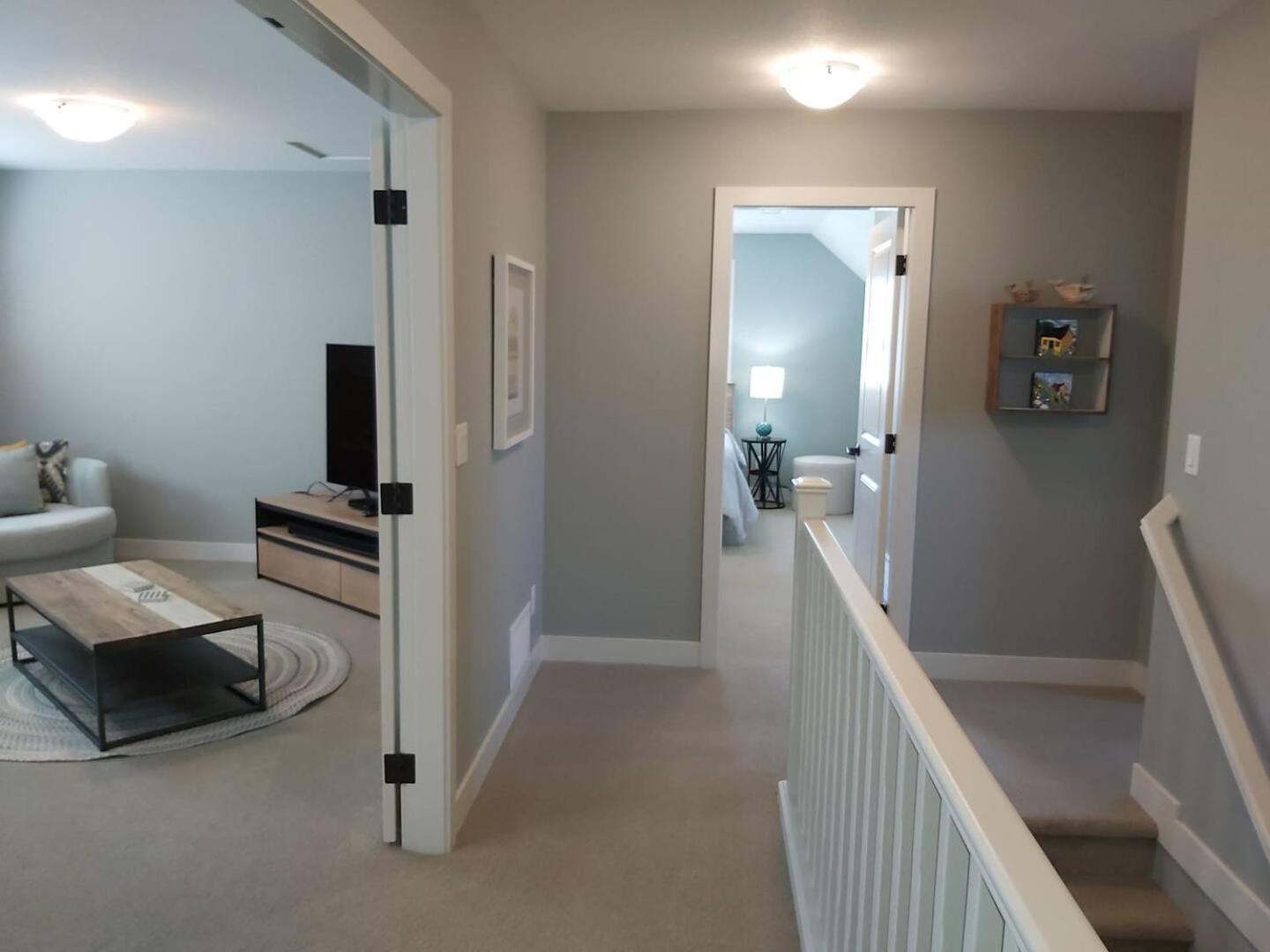 2 King Bedrooms - Walking Distance To Pools
