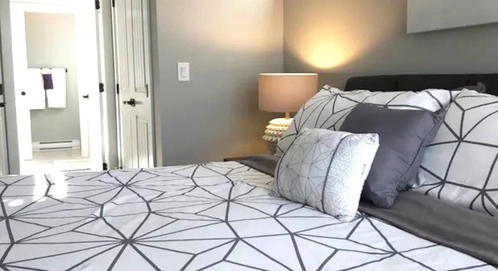 2 King Bedrooms - Walking Distance To Pools