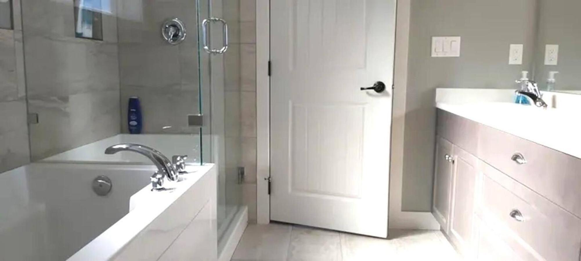 2 King Bedrooms - Walking Distance To Pools