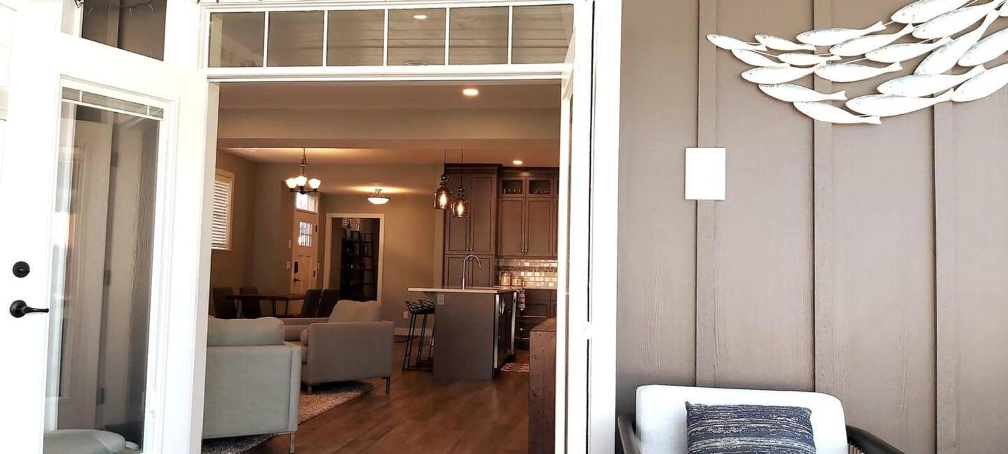 2 King Bedrooms - Walking Distance To Pools
